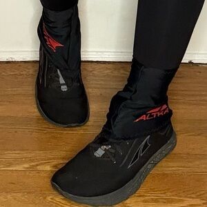 Altra foot gaiters one size black with red logo